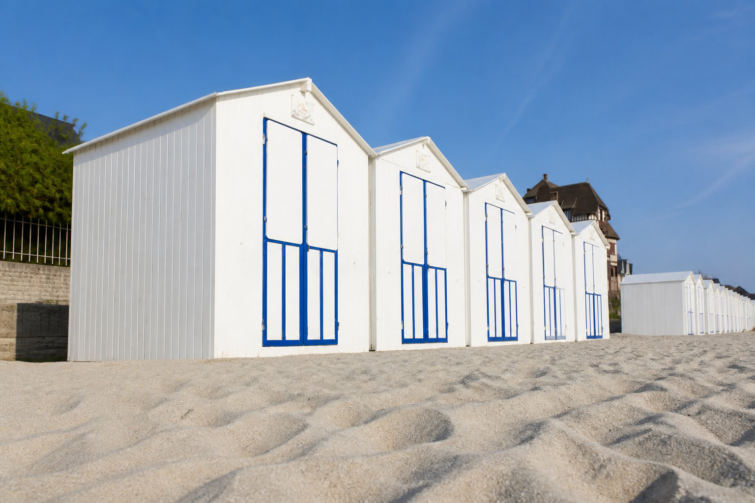 La plage de sable fin et ses cabines de bois