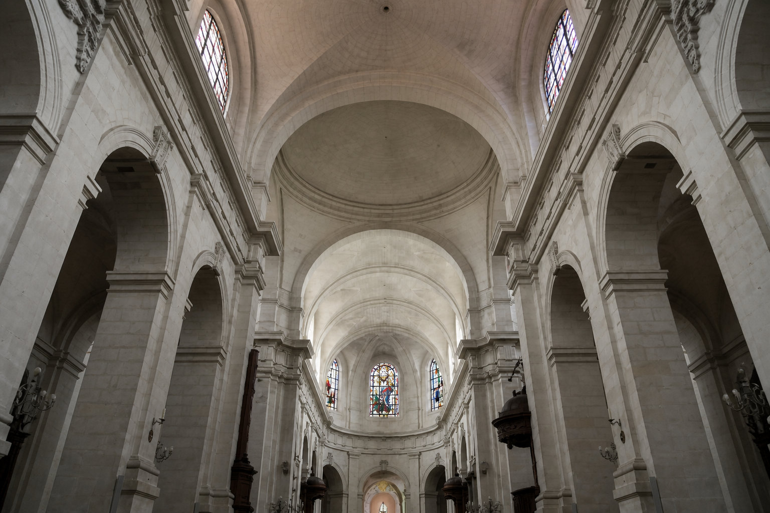 Vue en contre-plongée de la nef et des voûtes en pierre de la Cathédrale Saint-Louis à La Rochelle.