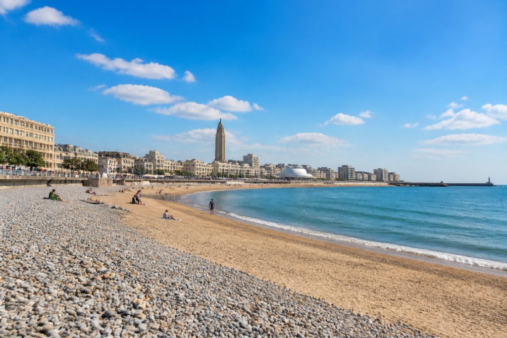 Plage du Havre : galets, sable et vie urbaine