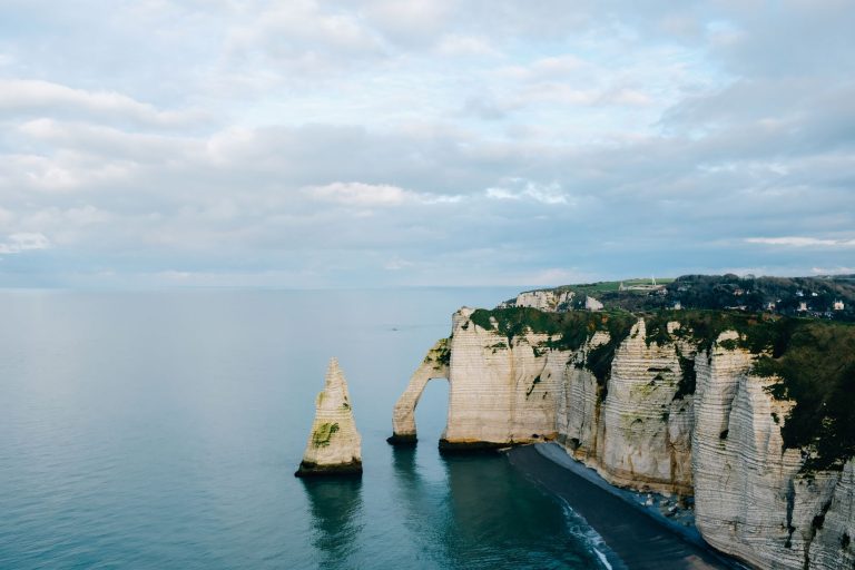 Que faire à Étretat : falaises, art et nature