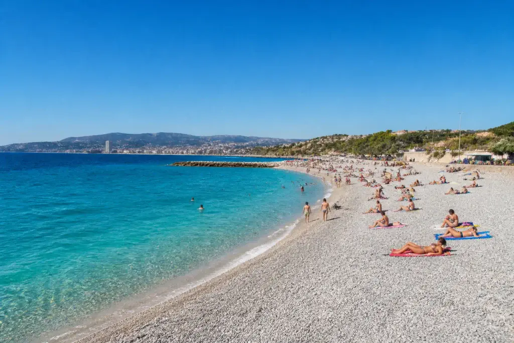 Plage de galets a marseille mer turquoise
