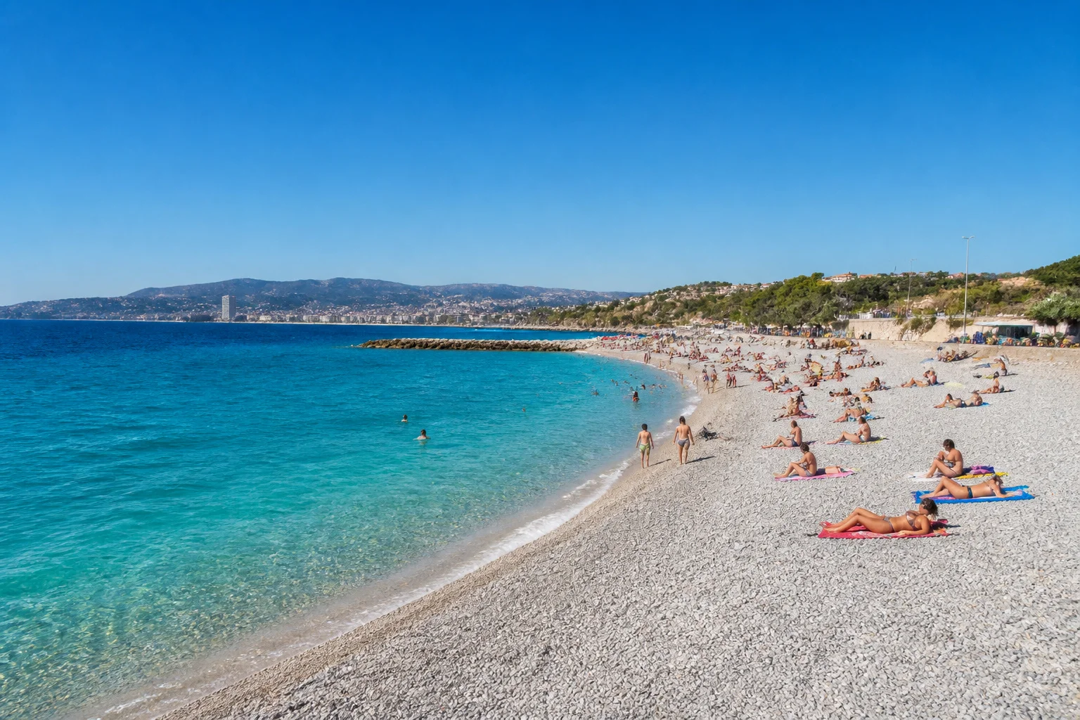 Plage de galets a marseille mer turquoise