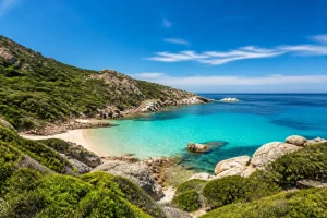 Plages naturistes Corse : lieux préservés et codes