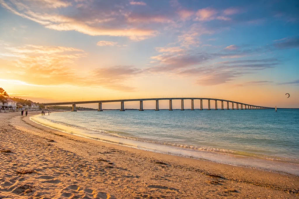 Pont de lile de re au coucher du soleil