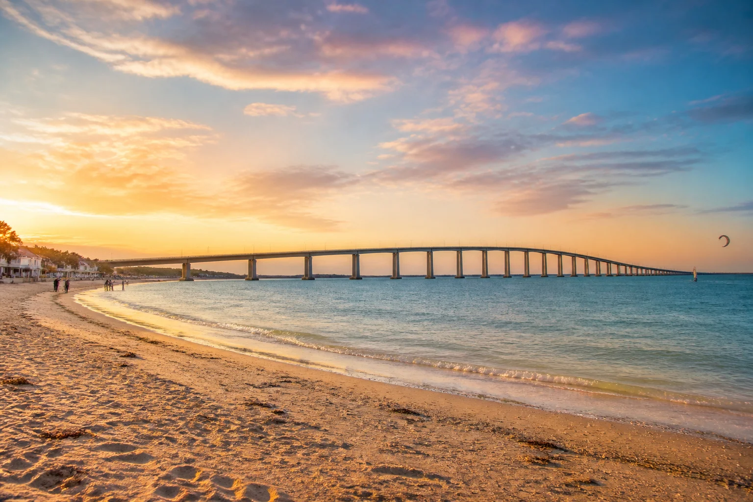 Pont de lile de re au coucher du soleil