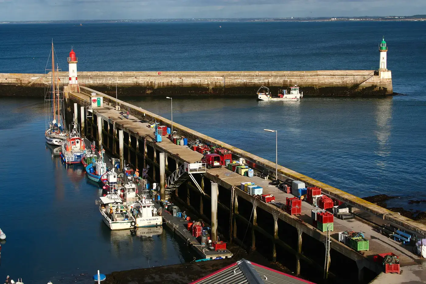 Port-Tudy vu d'en haut, avec ses pontons, ses bateaux et les deux feux de l'entrée du port