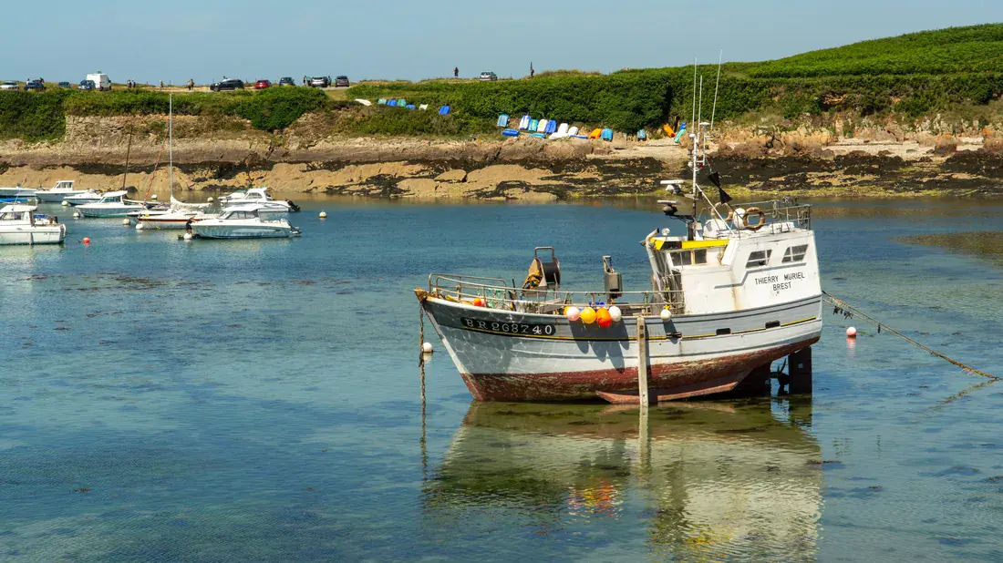 Chalutiers amarrés dans un port de pêche atlantique