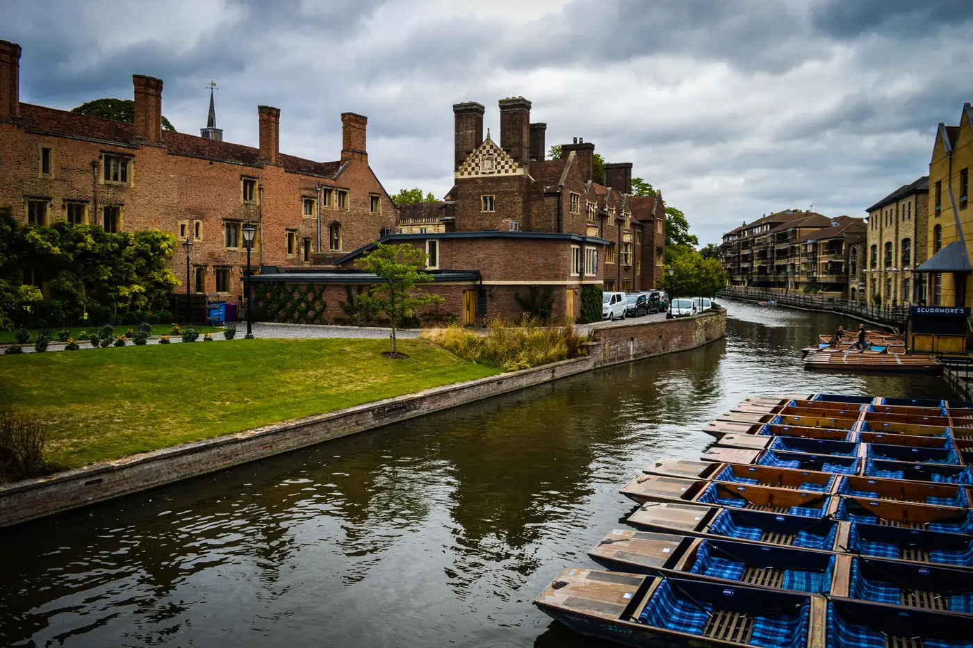 Barque à fond plat sur un canal du marais