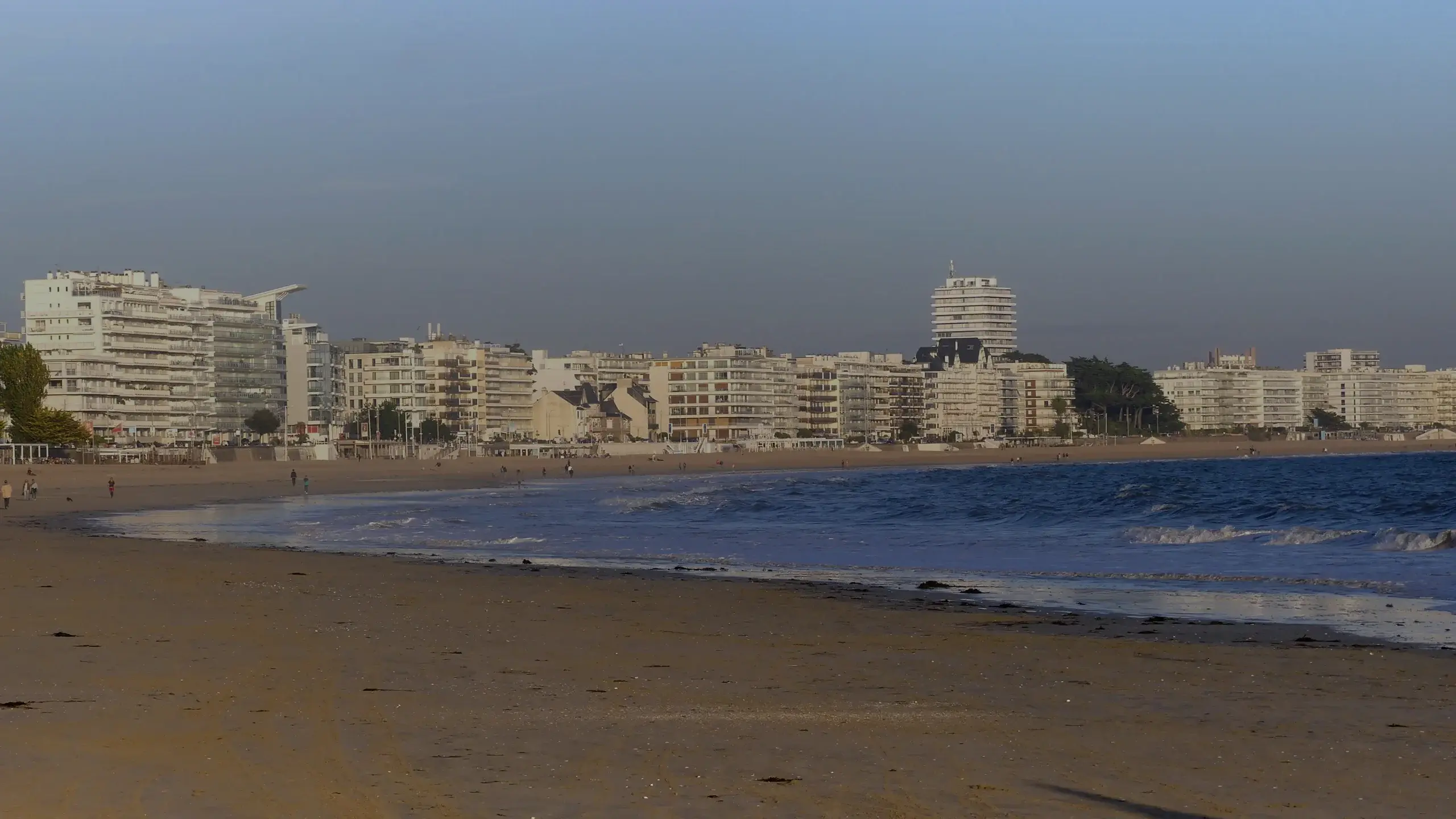 La baie de La Baule et son front de mer en fin de journée
