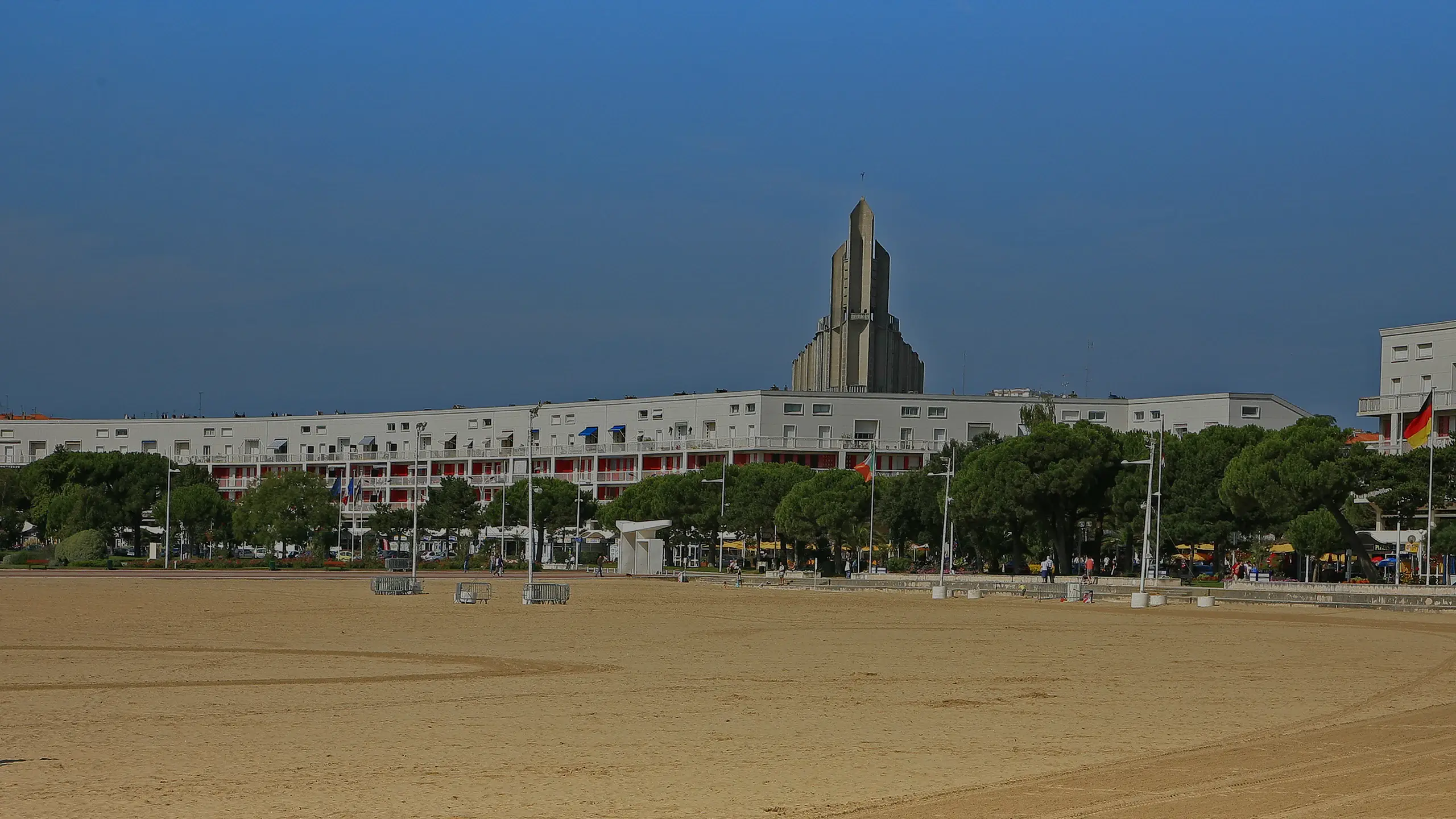 Le front de mer de Royan et le clocher de Notre-Dame vus de la Grande Conche (photo W. Bulach, CC BY-SA 4.0)
