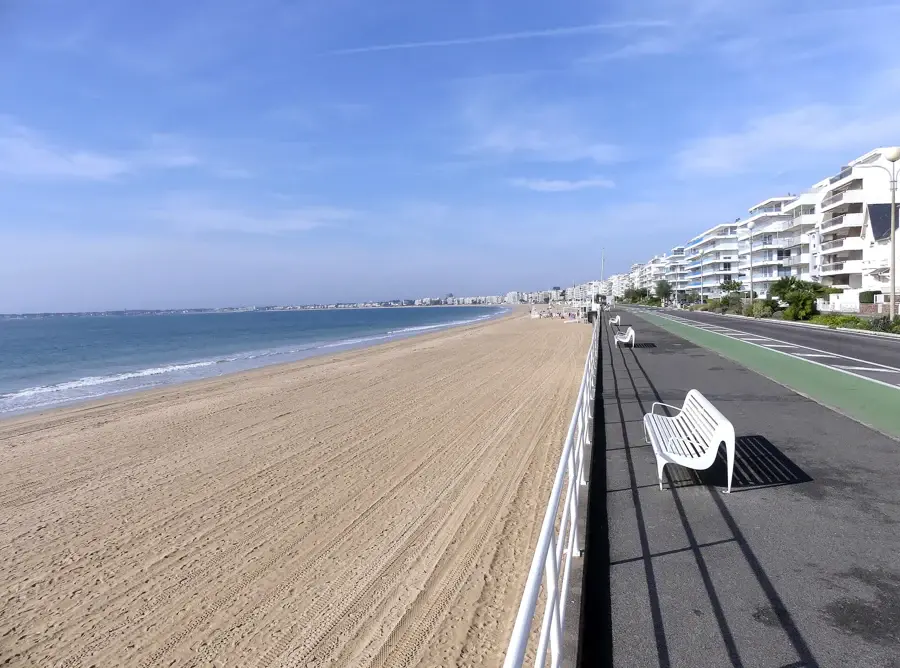 Promenade du front de mer de La Baule le long du boulevard de l'Océan, avec la piste cyclable, la plage et les immeubles de la baie