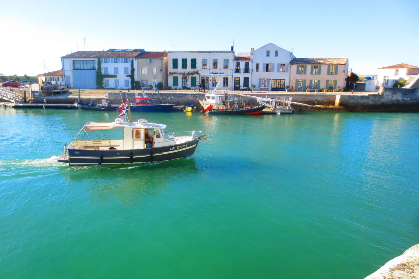 Le port à échouage de Saint-Martin-de-Ré et ses maisons blanches