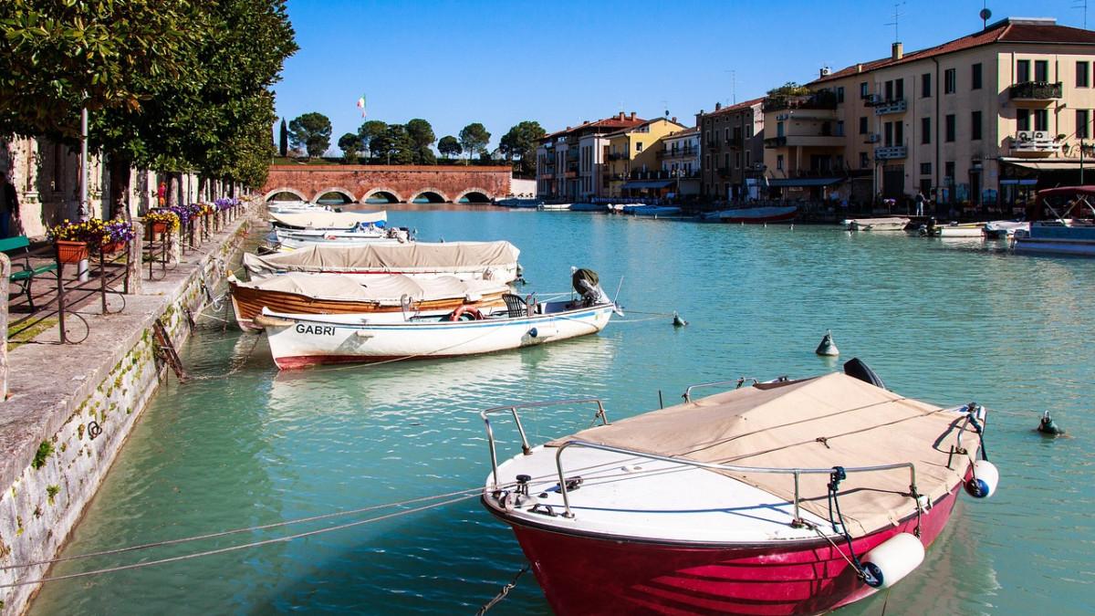 belle ville traversée par un canal