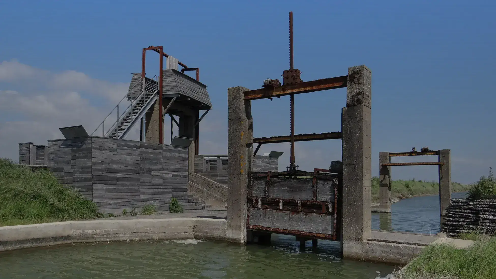 Vanne rouillée et poste d'observation en bois au bord des bassins de la pointe d'Arçay, à La Faute-sur-Mer en Vendée