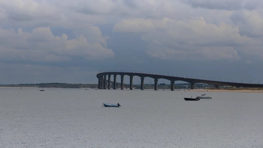 Le pont de l'île de Ré au-dessus de la baie