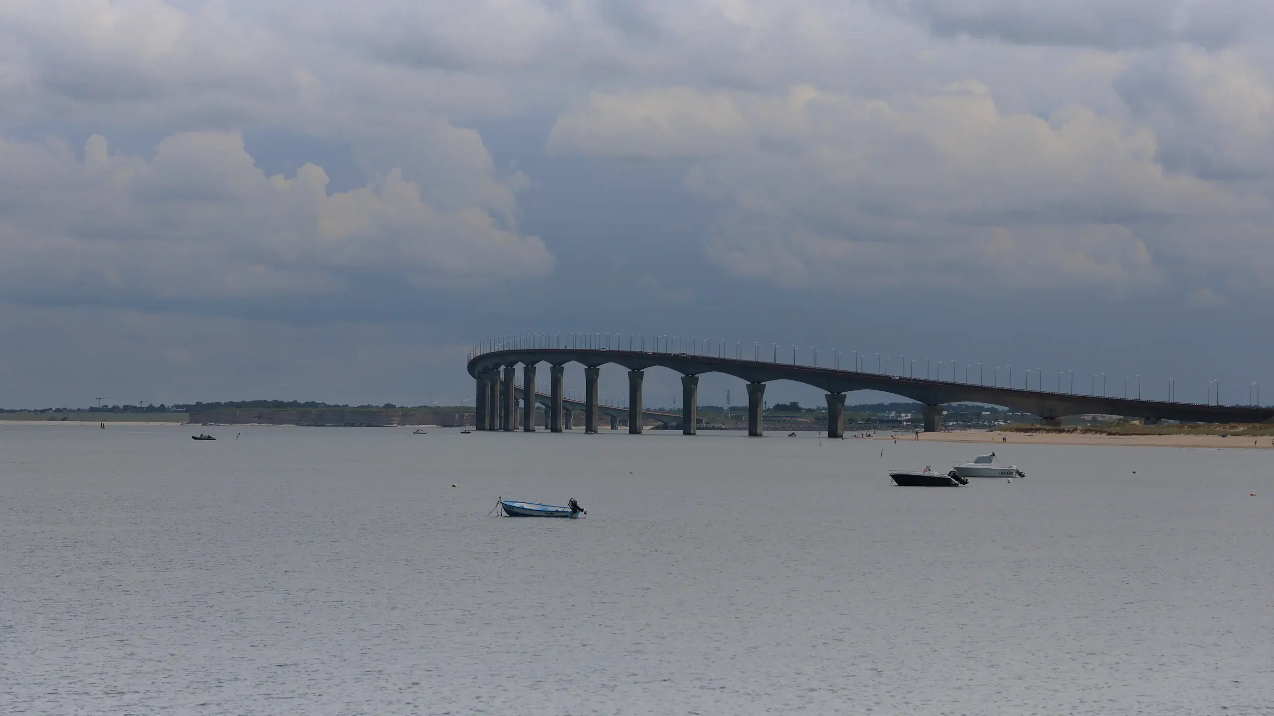 Le pont de l'île de Ré au-dessus de la baie