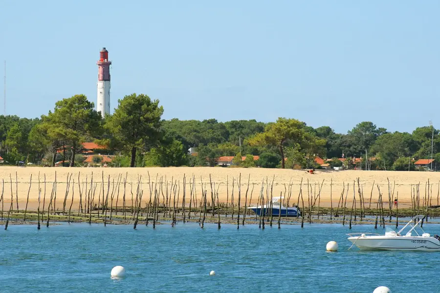 Phare du Cap Ferret, tour rouge et blanche derrière les parcs à huîtres du Bassin d’Arcachon