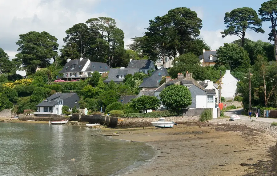 Rive de l’île aux Moines à marée basse, dans le golfe du Morbihan