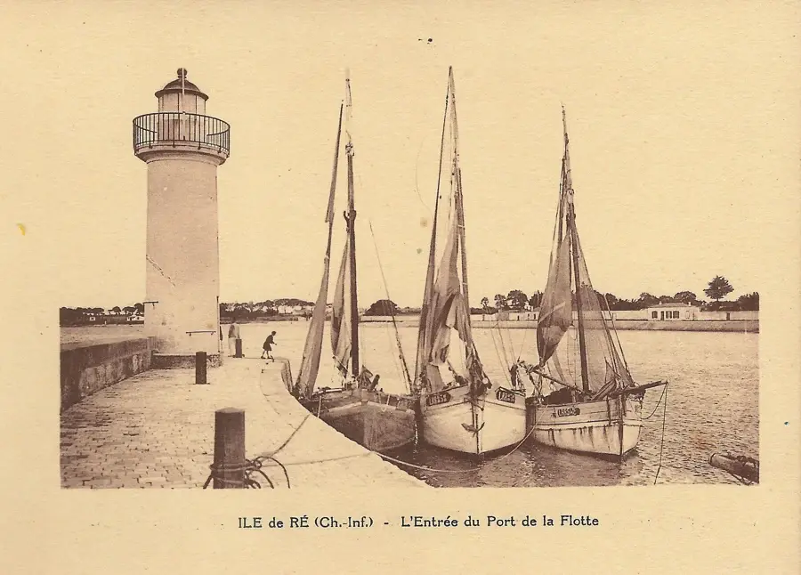 Carte postale ancienne de l'entrée du port de La Flotte avec son phare et trois voiliers