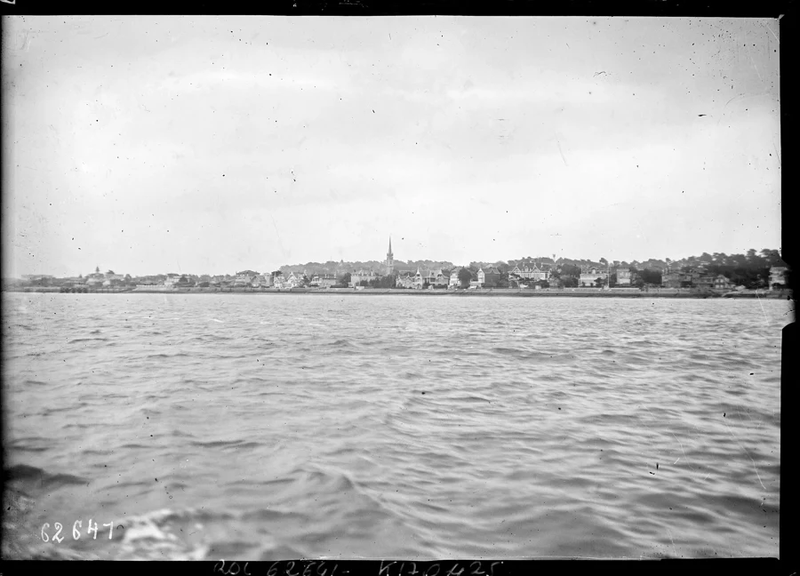 Vue panoramique de la ville d’Arcachon depuis l’eau, photographie d’archive de l’Agence Rol