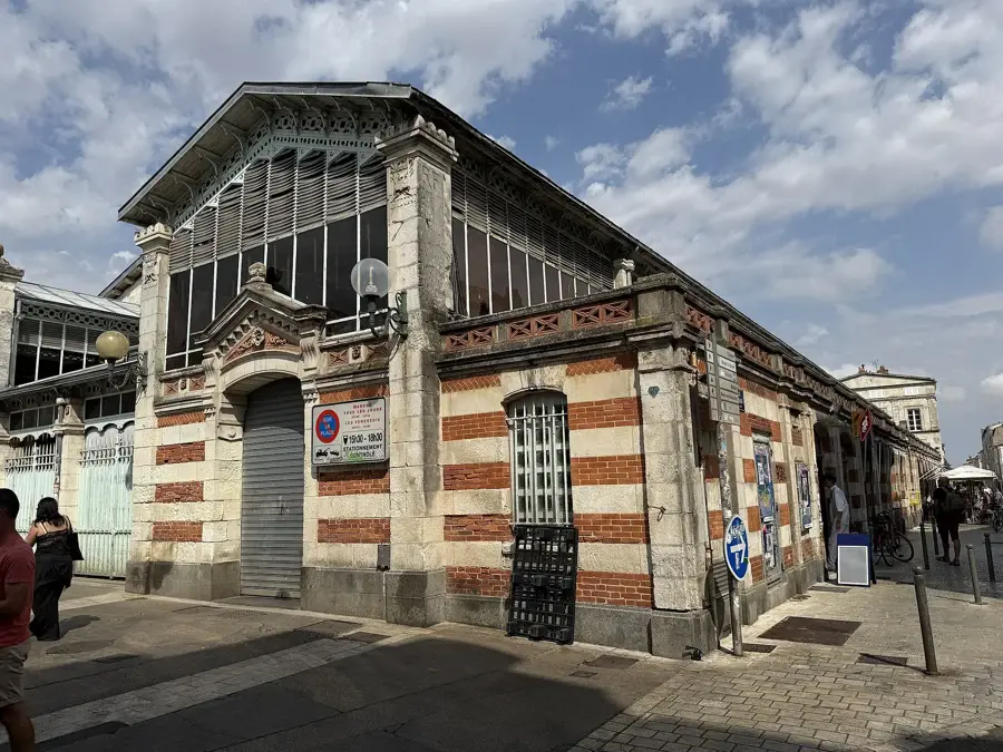 Les halles métalliques du marché central de La Rochelle, place du Marché