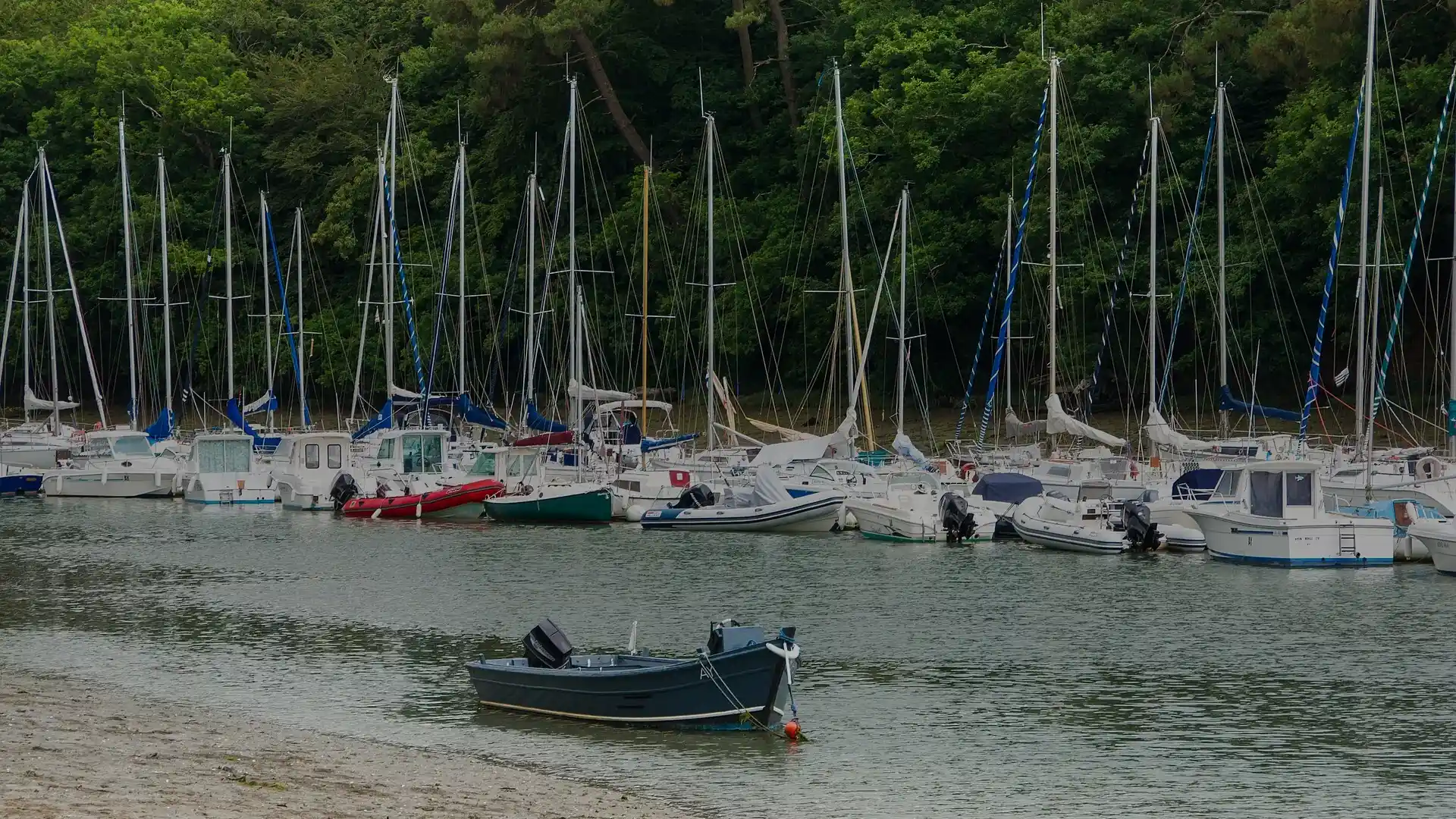 Bateaux au mouillage à Conleau, dans le golfe du Morbihan